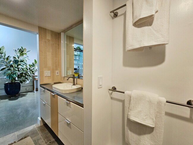 Building Photo - 80 Vine St