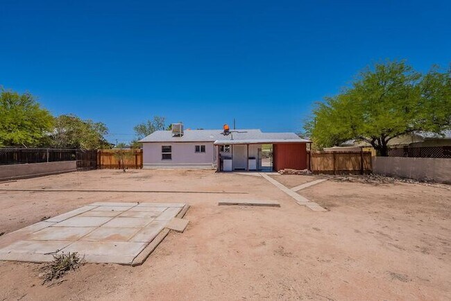 Building Photo - Desert Light & Outdoor Living – Tucson 2 B...