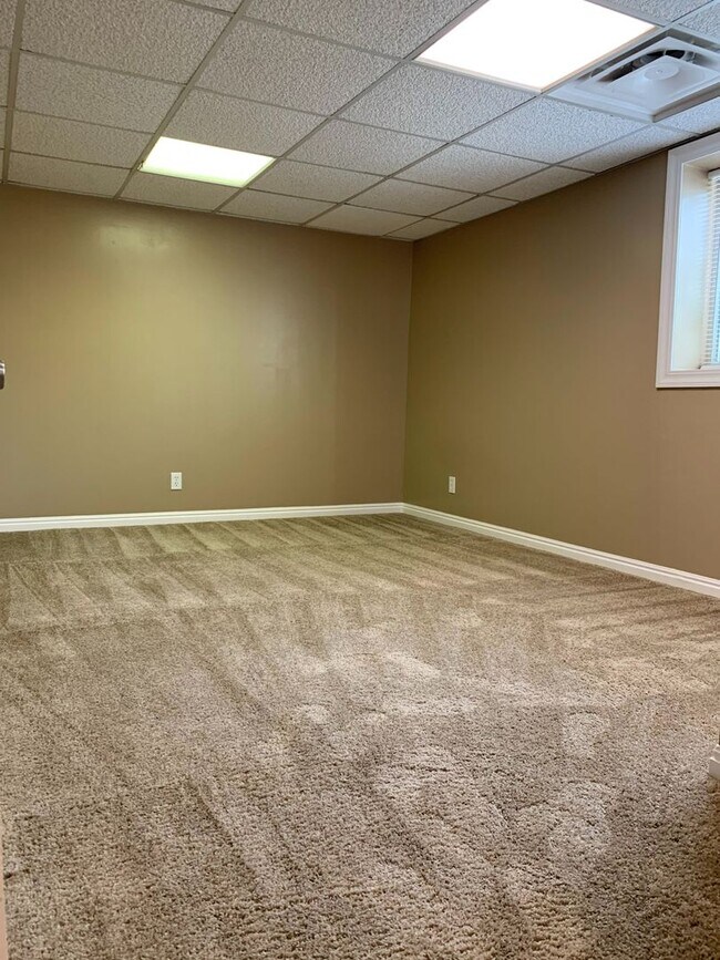 Building Photo - 2 Bedroom/1 Bathroom Duplex in Bluffdale