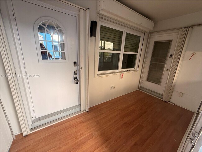 Building Photo - 1943 Monroe St