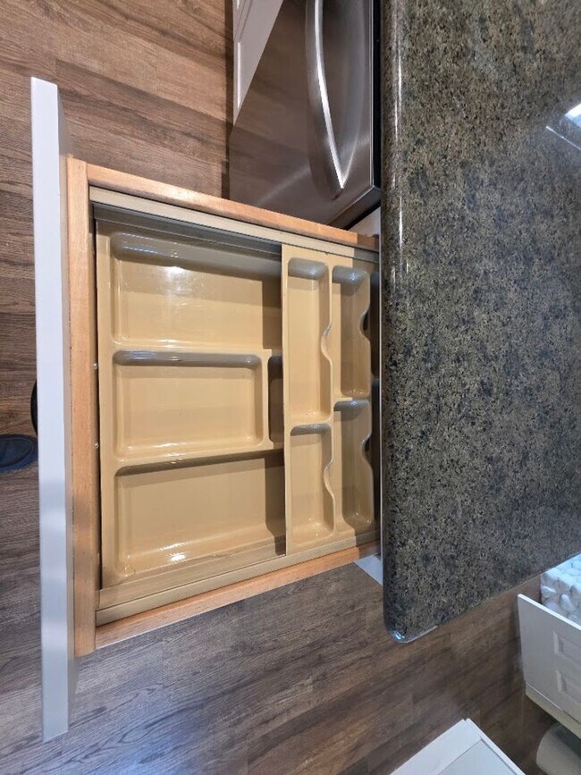 Building Photo - RENOVATED 2BD/1.5 BATH WITH PARKING, LAUNDRY, AND FULL H-VAC