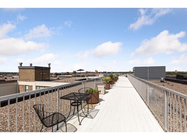 Building Photo - 700 N Washington Ave