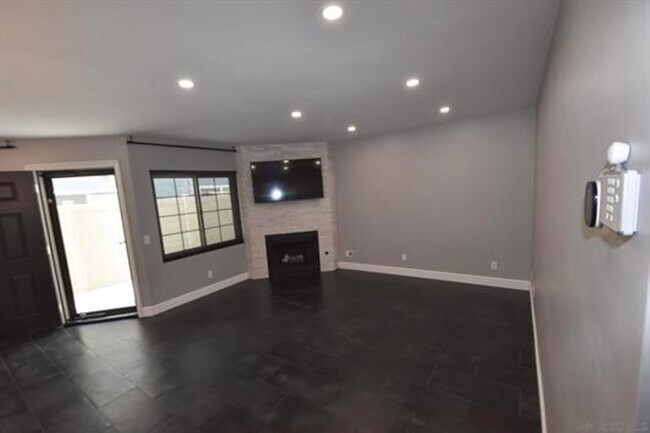 Building Photo - 215 Elm Ave