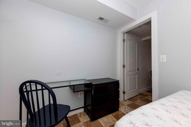 Building Photo - 514 Hobart Pl NW