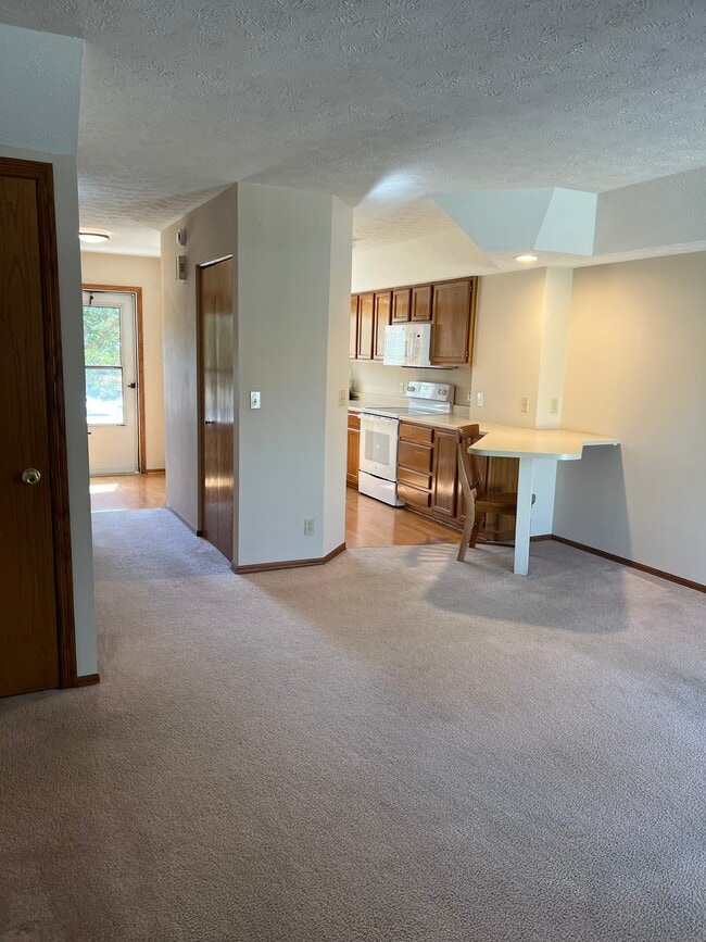 Building Photo - 2122 W 6th St