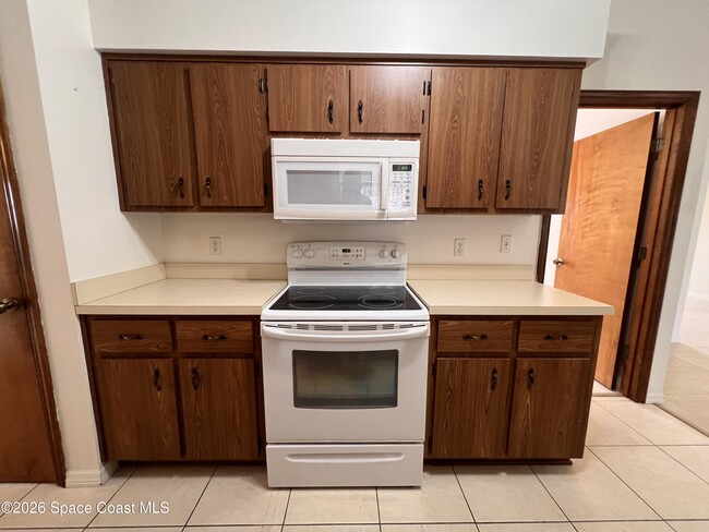 Building Photo - 818 7 Gables Cir SE