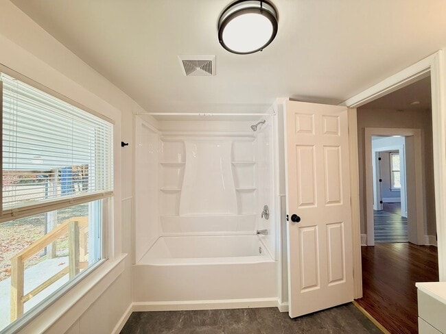 Building Photo - Charming 3 Bedroom Home for Rent!