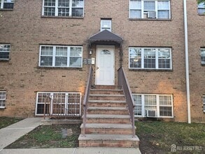 Building Photo - 143 College Dr