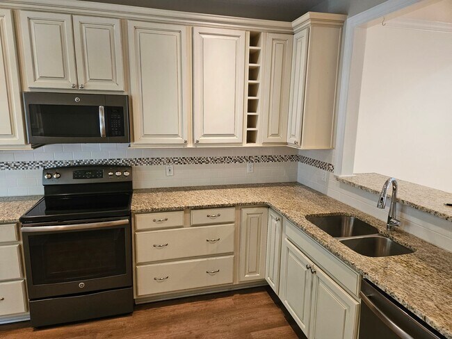 Building Photo - Fantastic 3br 2.5ba End Unit Townhome in North Raleigh! 1 Car Garage!