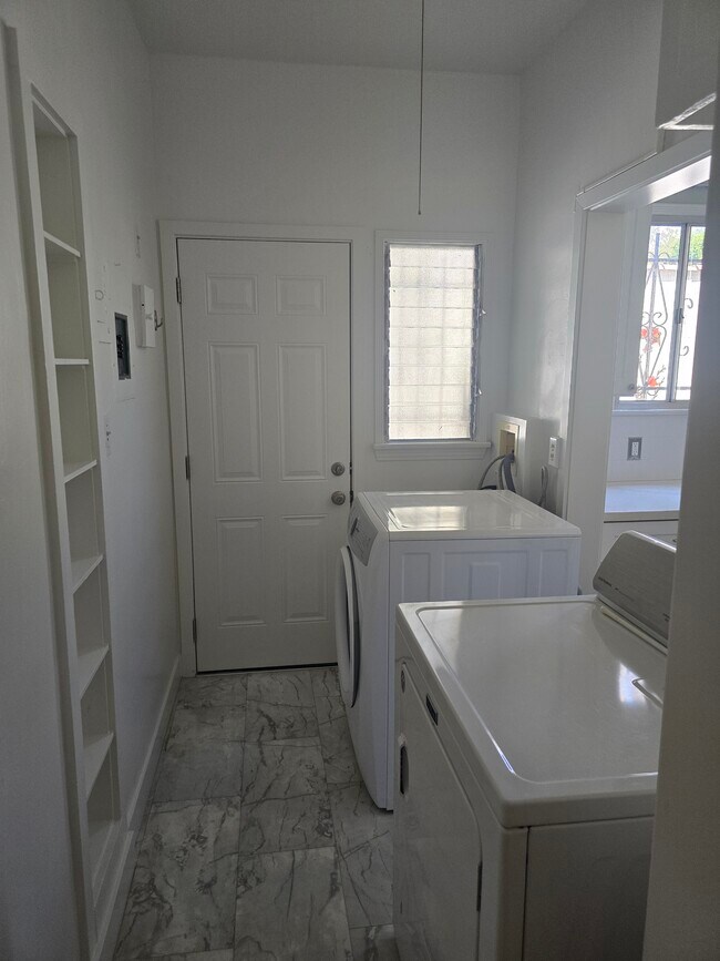 Backdoor/Laundry - 619 S Sweetzer Ave