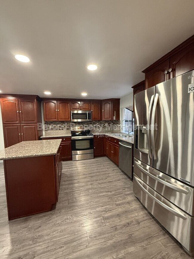 Building Photo - 8535 Paradise Valley Rd