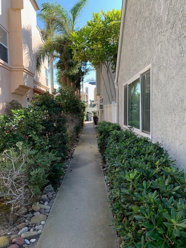 Building Photo - Coastal Living at Its Best | 3 Bed + 2 Bat...