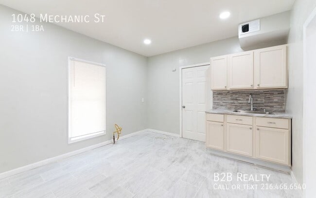 Building Photo - 1048 Mechanic St