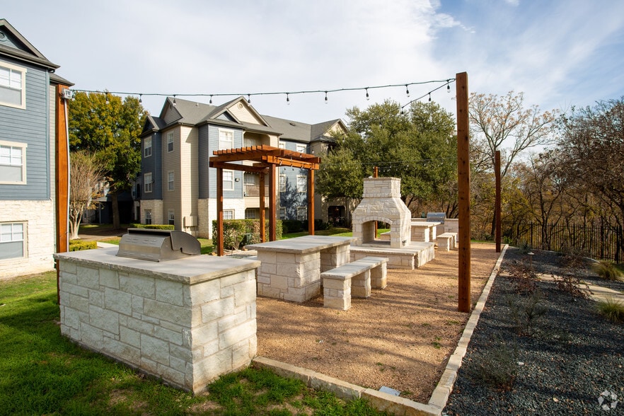Outdoor Lounge - Falls Round Rock