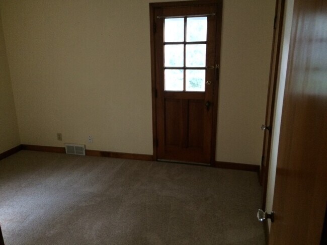 Second bedroom with door to balcony - 1700 E Menlo Blvd