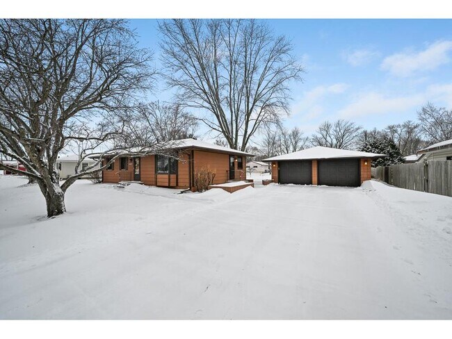 Building Photo - 10517 Quebec Ave N