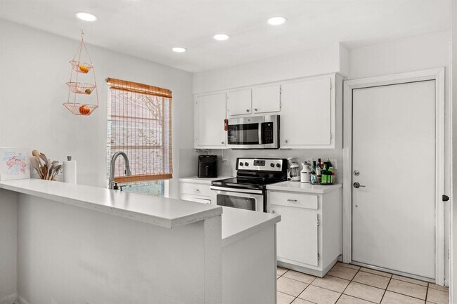 Building Photo - 6408 Sunnysky Way