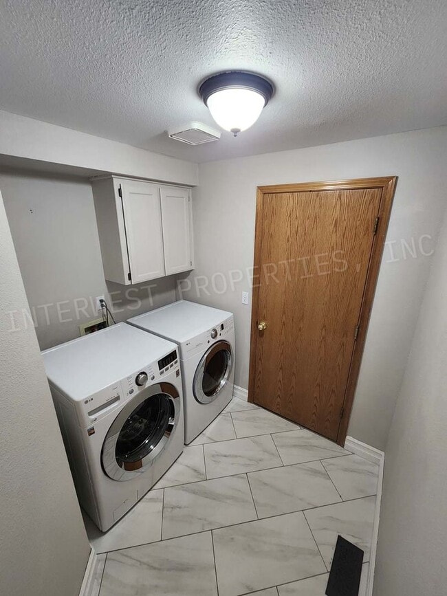 Building Photo - 4+ Bedroom Tigard Home With a Beautiful Vi...
