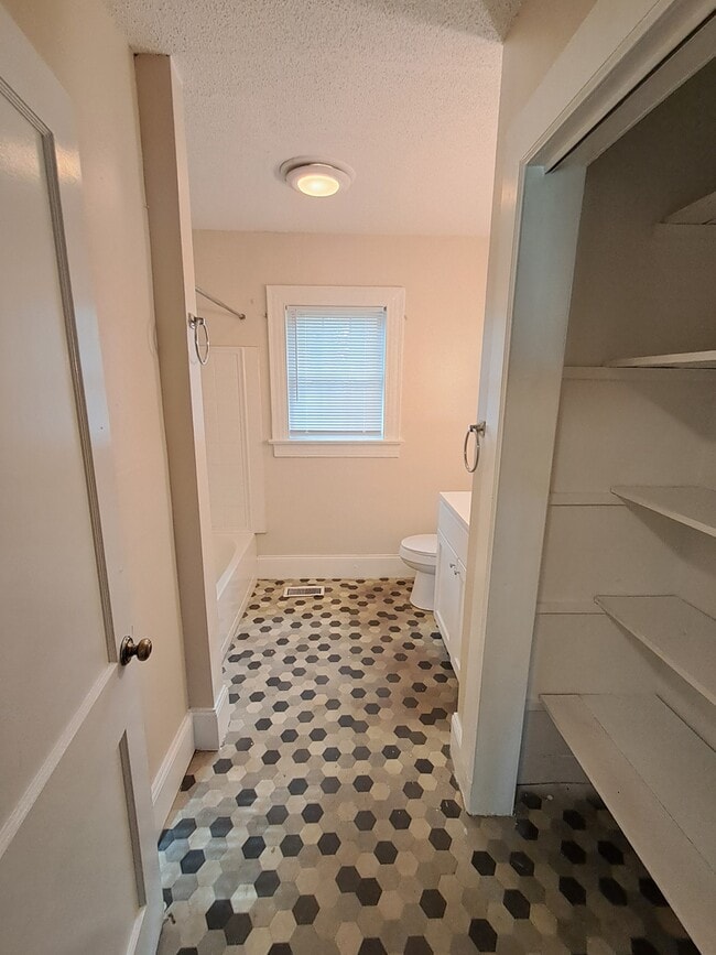 Building Photo - 1209 S Greene St