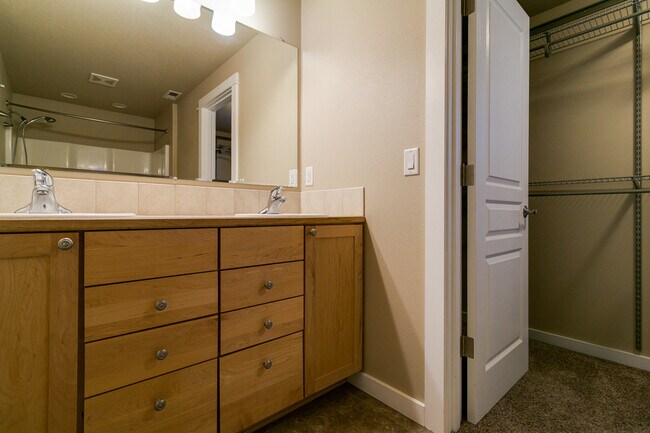 Building Photo - Beautiful 3-Bedroom, 2.5-Bath Home With Of...