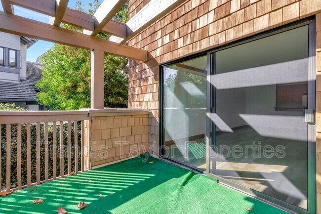 Building Photo - 8840 Villa La Jolla Dr