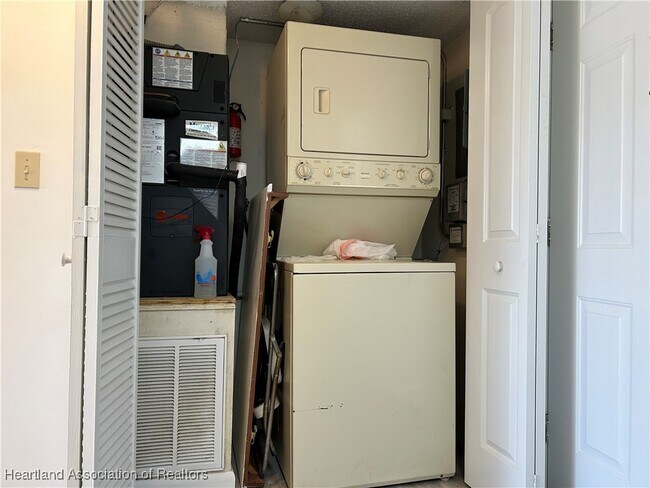 Building Photo - 2016 Lakeview Dr