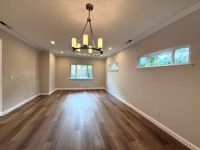 Building Photo - Beautifully Maintained 3Bd/2.5Ba Near Capitola Mall!