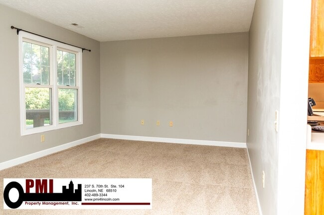 Building Photo - 2 Bedroom and 1 Bathroom Duplex Available ...