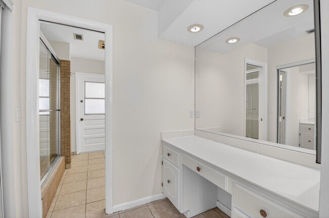 Building Photo - 10157 La Reina Rd