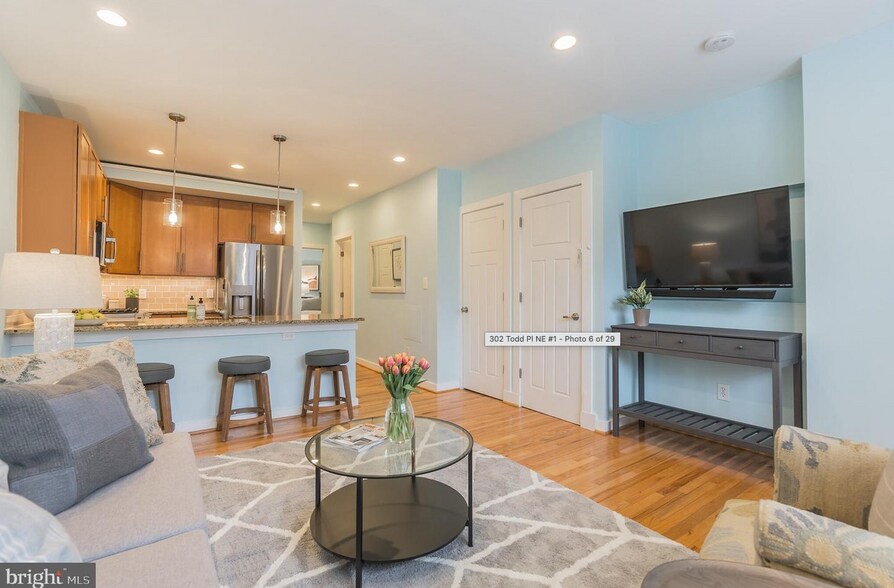 Building Photo - 302 Todd Pl NE