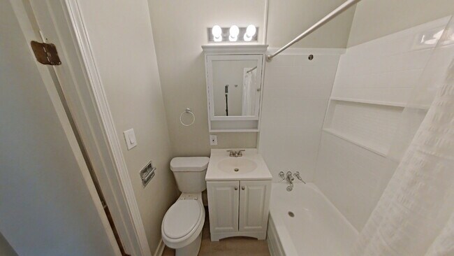 Building Photo - " 2-Bed in Heart of Royal Oak – Cozy 783 Sq Ft Home!"