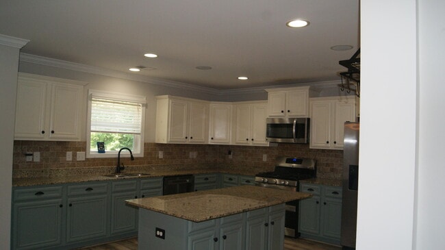 Building Photo - 375 Niblick Dr