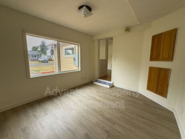 Building Photo - 319 15th Ave SE