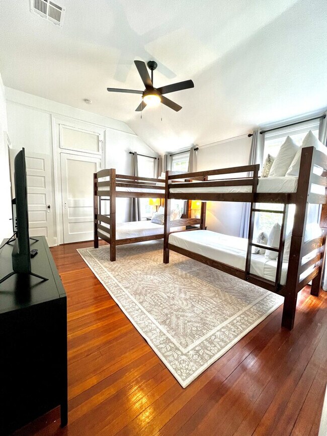 Building Photo - 4327 Canal St