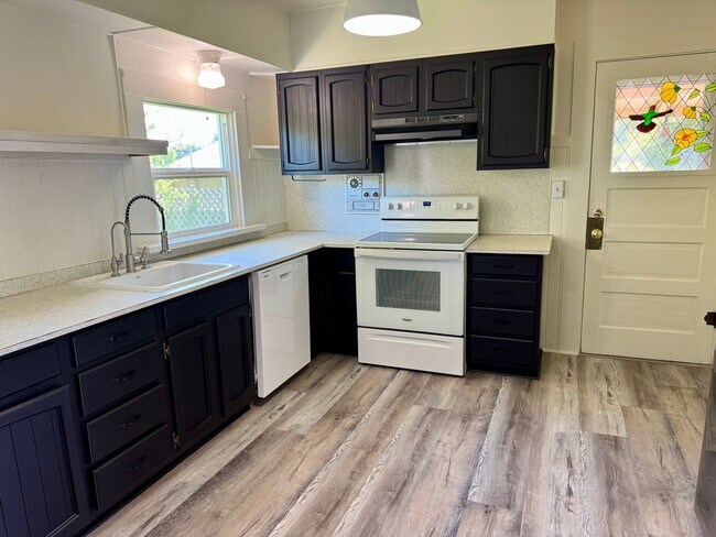 Building Photo - Charming Craftsman in Bandon Heights | 3 Bed / 2 Bath | Ocean & River Views