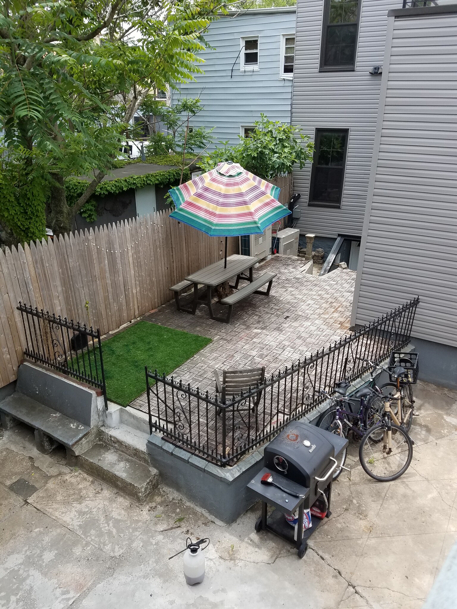 shared yard - 118 Kingsland Ave