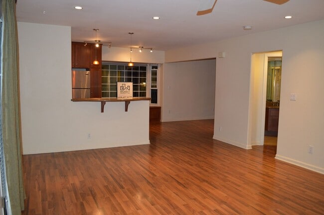 Building Photo - 1 Bedroom Condo in Mission Hills