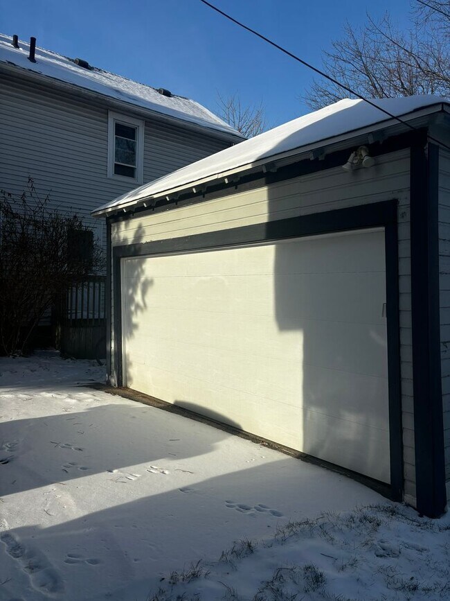 Building Photo - 1007 Lake Ave