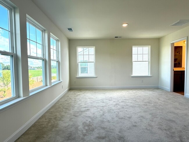 Building Photo - 3 Bedroom End unit Townhome Double Driveway - Lots of Natural Light