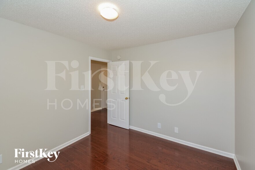 Building Photo - 3890 MacKenzie Dr