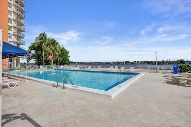 Building Photo - 1351 NE Miami Gardens Dr