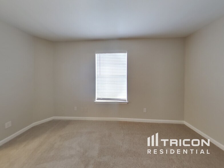 Building Photo - 9722 Spruce Ridge Dr