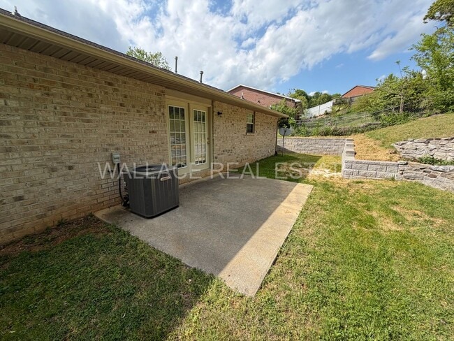 Building Photo - HALLS HAS IT -- ALL ONE LEVEL 3 BEDROOM HOME!!