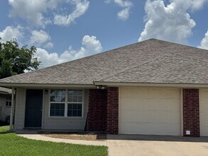 Building Photo - 3 bedroom 2 bath brick duplex in excellent...