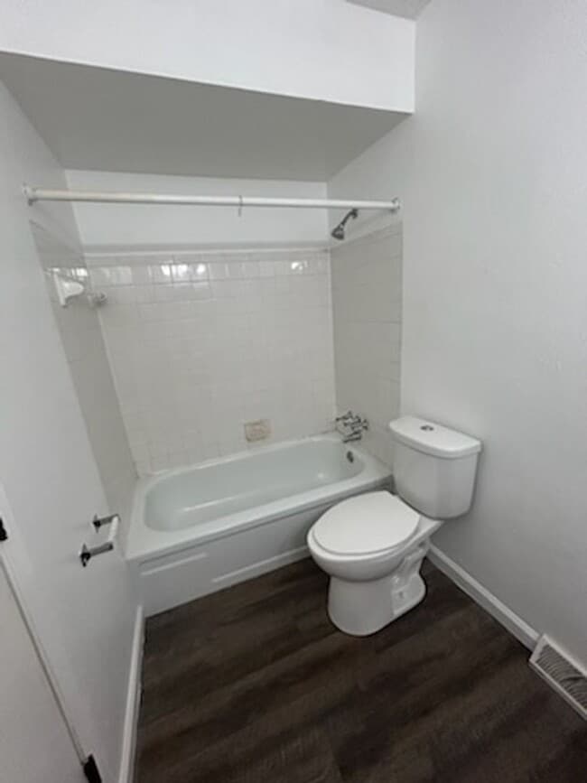 Building Photo - Three bed, one bath