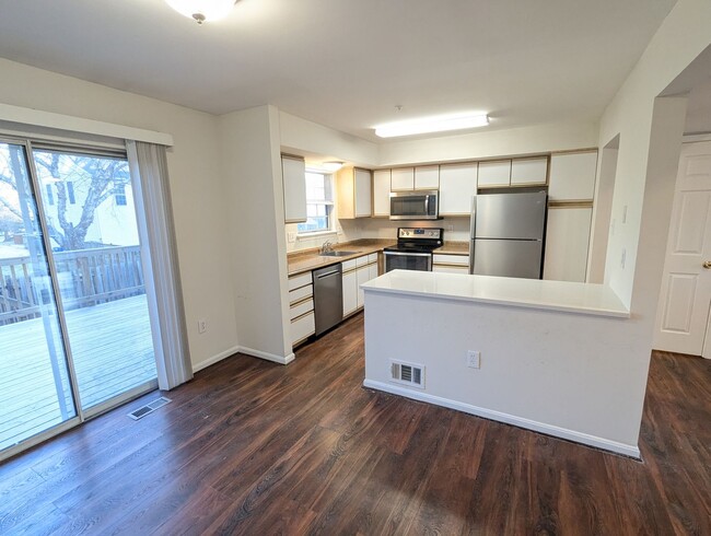 Building Photo - Well maintained townhouse in Robin Meadows Community with updated features available now!