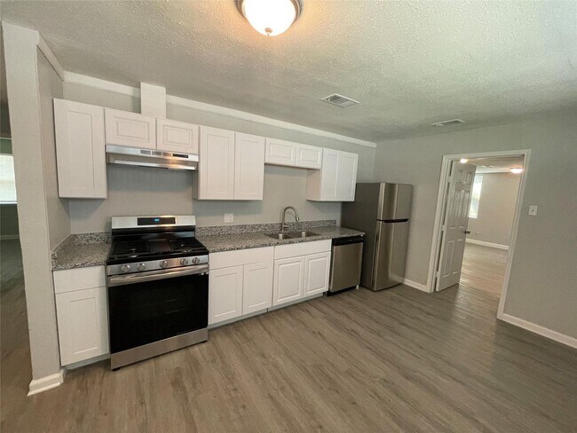 Building Photo - 3 BR/2.5BA | Updated Single Family Home | Gated backyard