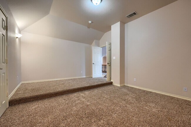 Building Photo - Stunning 5-Bedroom Home with Spacious Backyard and Modern Upgrades