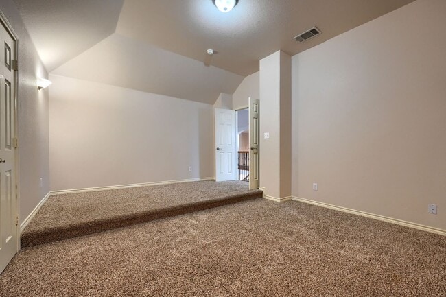 Building Photo - Stunning 6-Bedroom Home with Spacious Backyard and Modern Upgrades