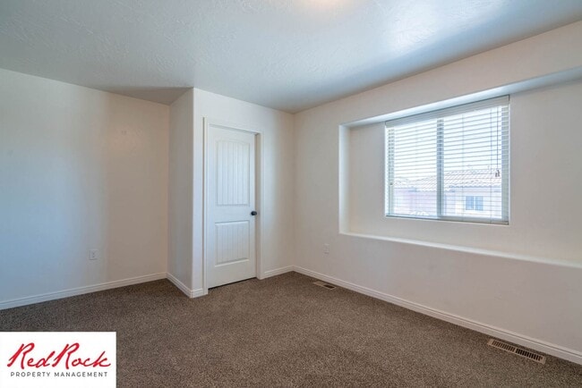 Building Photo - 3 Bedroom & 2.5 Bathroom & Dog Friendly!